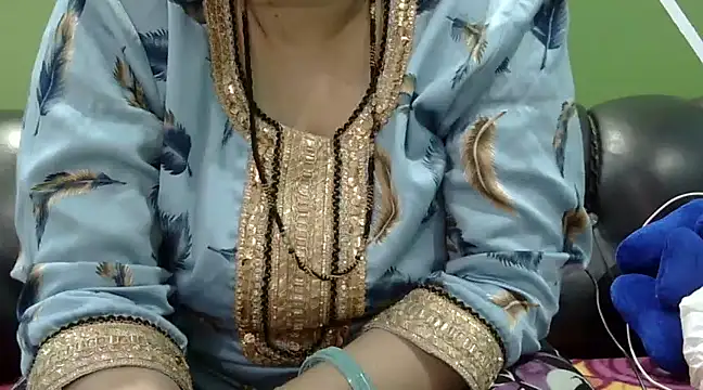 Snapshot of Housewife12 chatting on 03/22/25, 06:25 Housewife12 online show from 03/22/25, 06:25