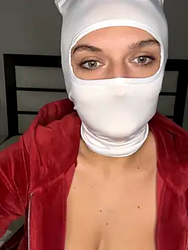 Nikki Hoee online show from 10/31/25, 10:55