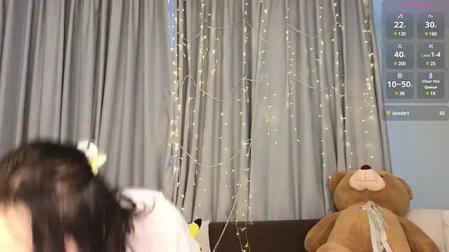 Snapshot of queenasian chatting on 12/18/24, 12:10 queenasian online show from 12/18/24, 12:10