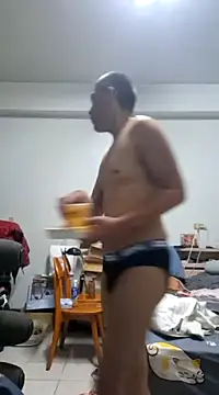 Snapshot of bb770504 chatting on 12/20/24, 01:00 bb770504 online show from 12/20/24, 01:00