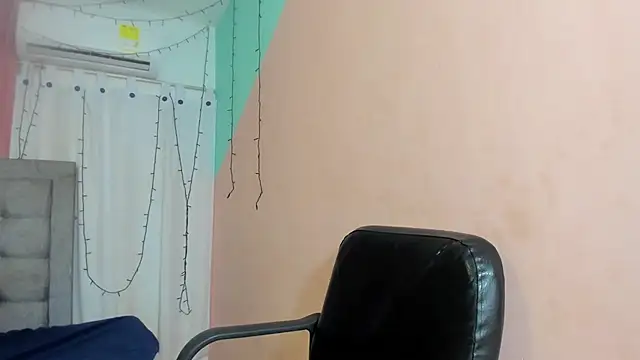 Snapshot of dani-lue chatting on 01/24/25, 11:59 dani-lue online show from 01/24/25, 11:59