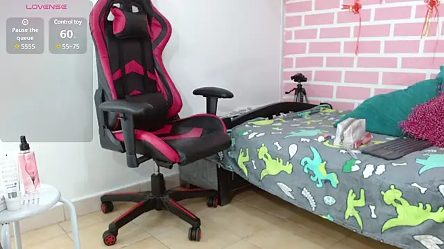 Snapshot of dani-lue chatting on 02/16/25, 12:21 dani-lue online show from 02/16/25, 12:21