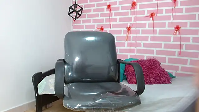 Snapshot of dani-lue chatting on 02/20/25, 12:15 dani-lue online show from 02/20/25, 12:15