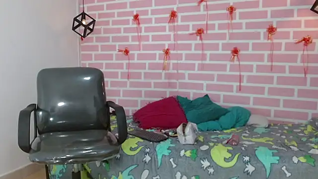 Snapshot of dani-lue chatting on 02/23/25, 12:27 dani-lue online show from 02/23/25, 12:27