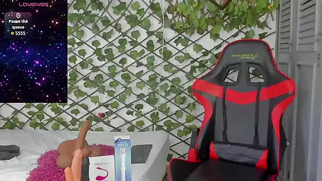 Snapshot of dani-lue chatting on 11/14/25, 12:48 dani-lue online show from 11/14/25, 12:48