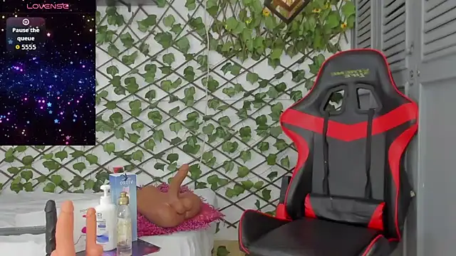 Snapshot of dani-lue chatting on 11/15/25, 01:07 dani-lue online show from 11/15/25, 01:07