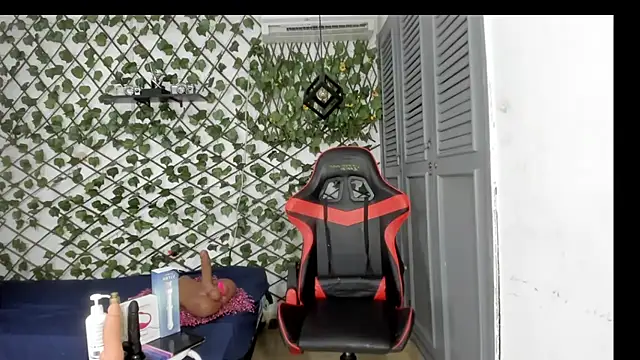 Snapshot of dani-lue chatting on 11/22/25, 01:10 dani-lue online show from 11/22/25, 01:10