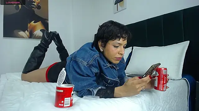 Snapshot of AbrilSonne chatting on 11/28/25, 10:23 AbrilSonne online show from 11/28/25, 10:23