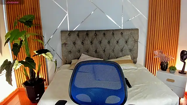 charlottee white online show from 11/06/25, 09:37