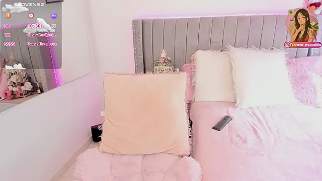 Snapshot of vanesa_moon__ chatting on 05/17/26, 03:19 vanesa moon online show from 05/17/26, 03:19