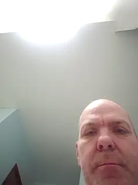 Snapshot of hoodratoui chatting on 11/29/25, 10:35 hoodratoui online show from 11/29/25, 10:35