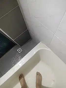 Snapshot of DTuannHallT chatting on 12/16/25, 11:48 DTuannHallT online show from 12/16/25, 11:48