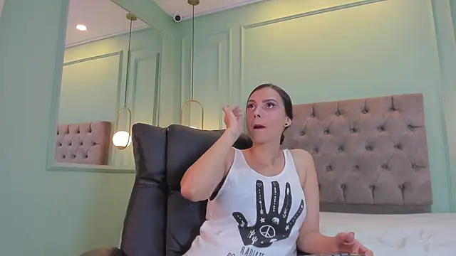 Abril jones10 online show from 12/31/24, 04:16