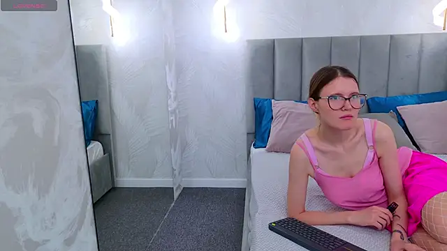 Snapshot of NellieLoyns chatting on 01/19/25, 04:04 NellieLoyns online show from 01/19/25, 04:04