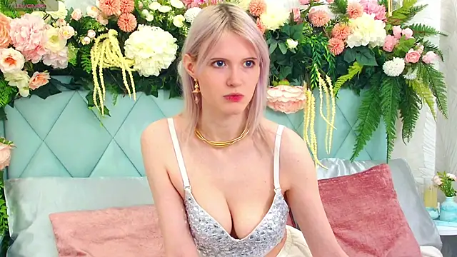 Snapshot of NellieLoyns chatting on 10/20/25, 05:35 NellieLoyns online show from 10/20/25, 05:35