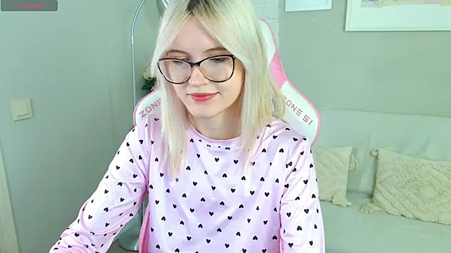 Snapshot of NellieLoyns chatting on 11/16/25, 05:18 NellieLoyns online show from 11/16/25, 05:18