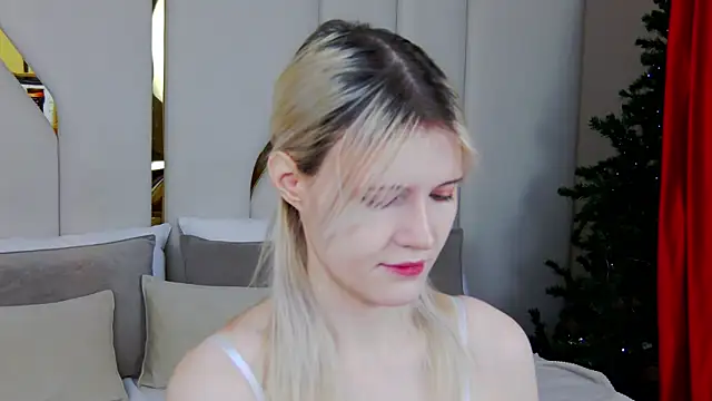 Snapshot of NellieLoyns chatting on 12/16/25, 05:18 NellieLoyns online show from 12/16/25, 05:18