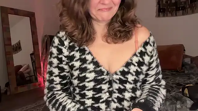 leahsparkles online show from 12/18/25, 02:50