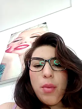 Snapshot of VictoriaMolina chatting on 11/09/25, 03:21 VictoriaMolina online show from 11/09/25, 03:21