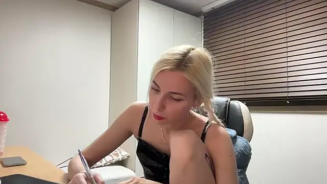 yunasuka online show from 12/28/24, 04:09