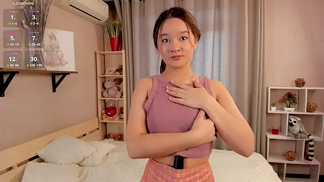 Snapshot of Maekko chatting on 02/13/25, 12:11 Maekko online show from 02/13/25, 12:11