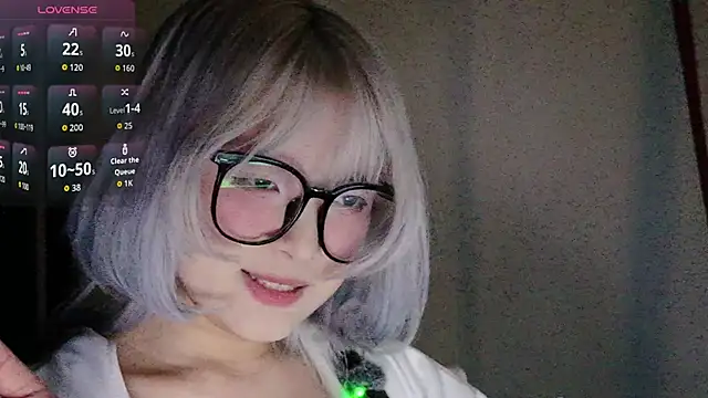 Yu UwU  online show from 10/30/25, 01:23