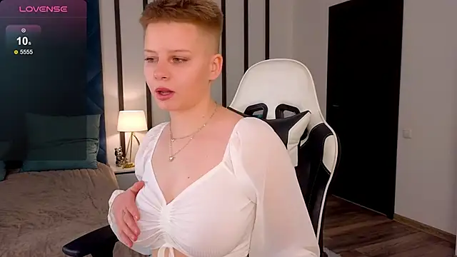 Snapshot of MissKrisWine chatting on 12/28/24, 10:58 MissKrisWine online show from 12/28/24, 10:58