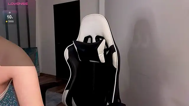 Snapshot of MissKrisWine chatting on 12/28/24, 03:04 MissKrisWine online show from 12/28/24, 03:04