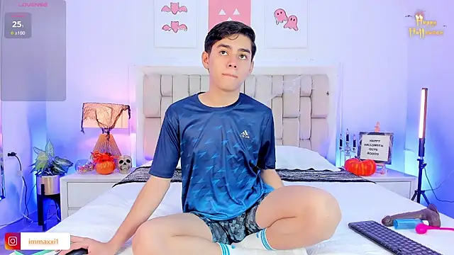 Snapshot of Maxi_little chatting on 10/15/25, 09:04 Maxi little online show from 10/15/25, 09:04