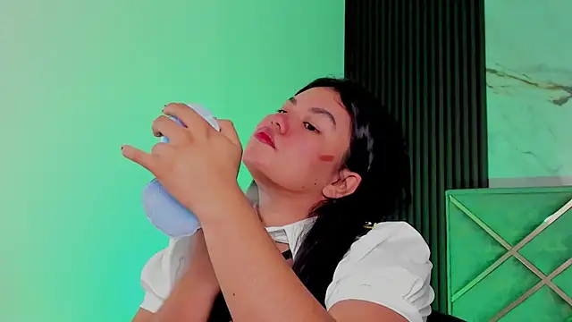 Snapshot of Geabloom chatting on 10/13/25, 11:32 Geabloom online show from 10/13/25, 11:32