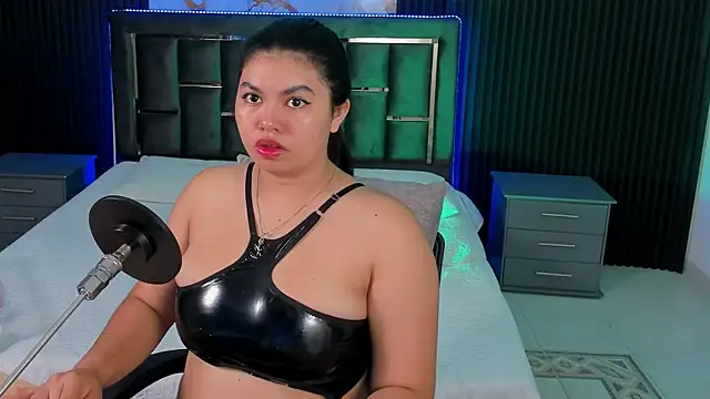 Snapshot of Geabloom chatting on 10/19/25, 12:06 Geabloom online show from 10/19/25, 12:06