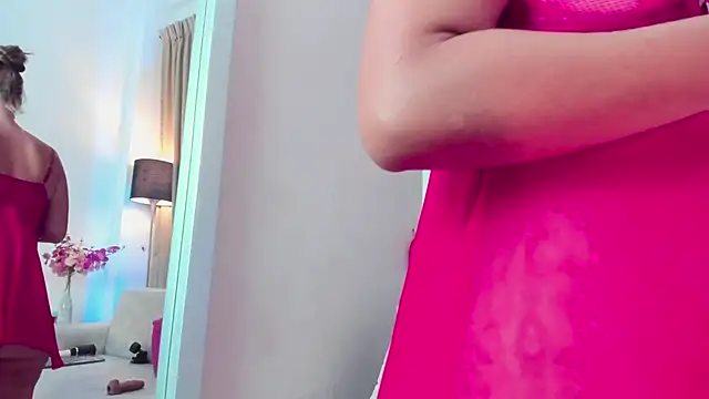 Snapshot of EloiseQuinn chatting on 02/15/25, 03:39 EloiseQuinn online show from 02/15/25, 03:39