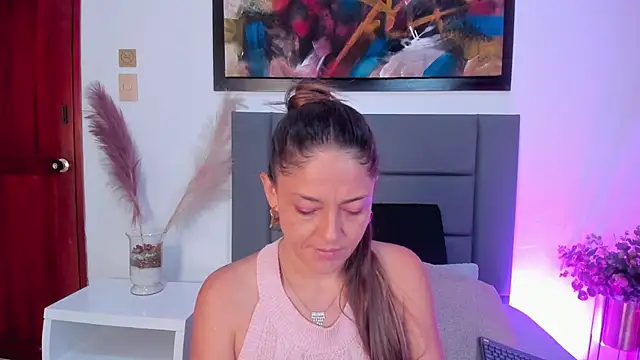 Snapshot of EloiseQuinn chatting on 09/11/25, 12:38 EloiseQuinn online show from 09/11/25, 12:38