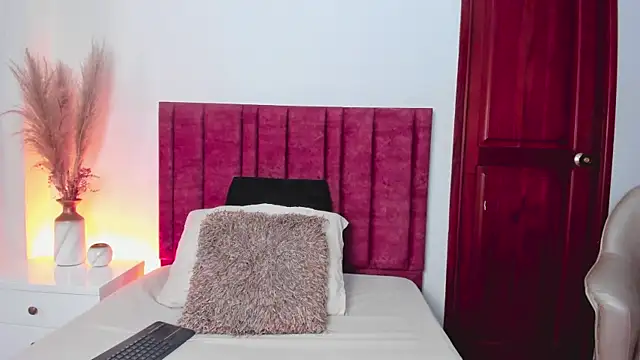 Snapshot of EloiseQuinn chatting on 09/16/25, 01:12 EloiseQuinn online show from 09/16/25, 01:12