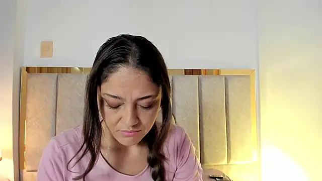 Snapshot of EloiseQuinn chatting on 10/14/25, 01:23 EloiseQuinn online show from 10/14/25, 01:23