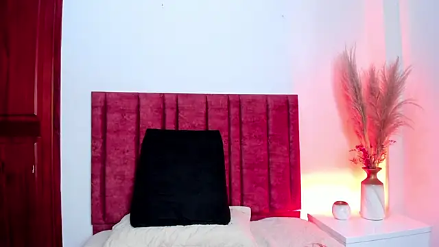 Snapshot of EloiseQuinn chatting on 10/20/25, 01:11 EloiseQuinn online show from 10/20/25, 01:11