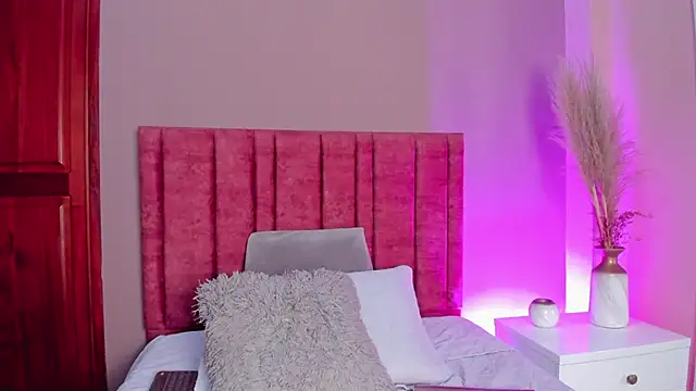 Snapshot of EloiseQuinn chatting on 11/05/25, 02:06 EloiseQuinn online show from 11/05/25, 02:06