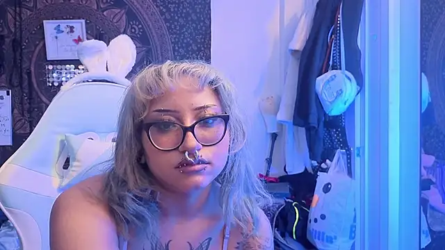 Snapshot of deluxxxeblu chatting on 01/19/26, 03:32 deluxxxeblu online show from 01/19/26, 03:32