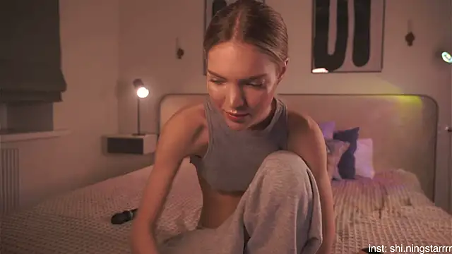 Snapshot of alittlestarrr chatting on 02/22/25, 12:16 alittlestarrr online show from 02/22/25, 12:16