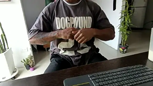 Snapshot of Adam_Valenciia chatting on 12/17/25, 06:14 Adam Valenciia online show from 12/17/25, 06:14