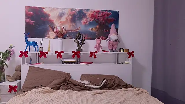 Nellie Medina online show from 12/14/25, 04:34