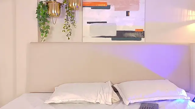 Snapshot of NaomiKlarc chatting on 11/12/25, 04:24 NaomiKlarc online show from 11/12/25, 04:24