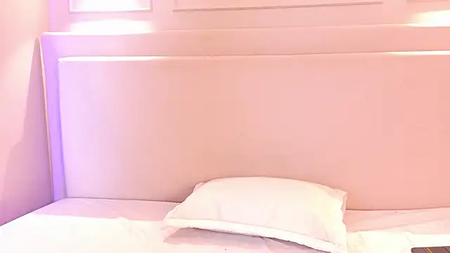 Snapshot of NaomiKlarc chatting on 11/25/25, 04:12 NaomiKlarc online show from 11/25/25, 04:12