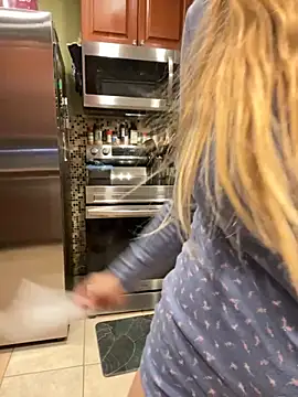 thigh hi online show from 11/08/25, 04:23