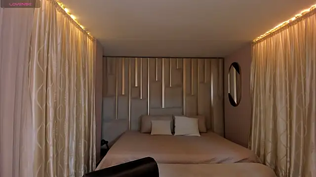 NiaSalvatore online show from 10/23/25, 07:45