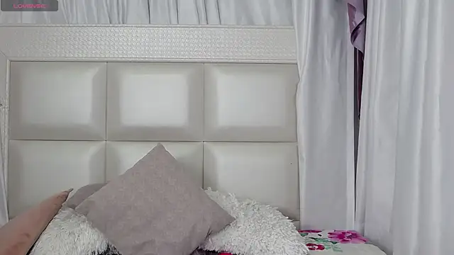 Snapshot of verosantana15 chatting on 05/19/26, 12:27 verosantana15 online show from 05/19/26, 12:27