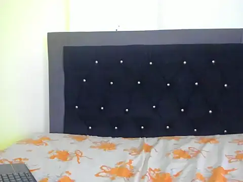 Snapshot of violetadumsper chatting on 11/21/25, 03:49 violetadumsper online show from 11/21/25, 03:49