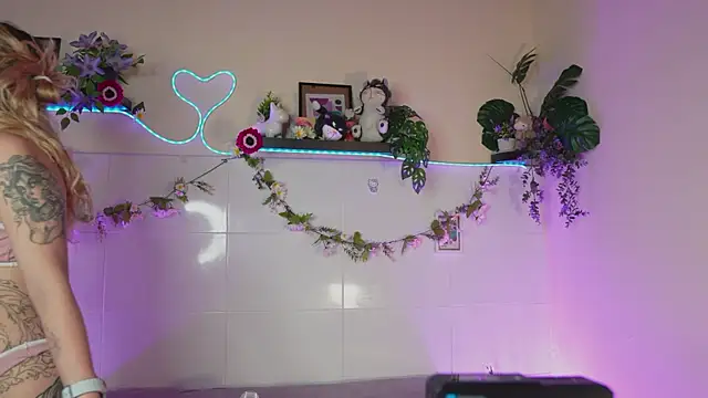 Snapshot of bri_cullen chatting on 09/11/25, 02:17 bri cullen online show from 09/11/25, 02:17