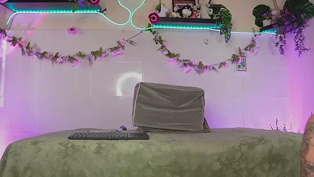 Snapshot of bri_cullen chatting on 09/16/25, 02:40 bri cullen online show from 09/16/25, 02:40