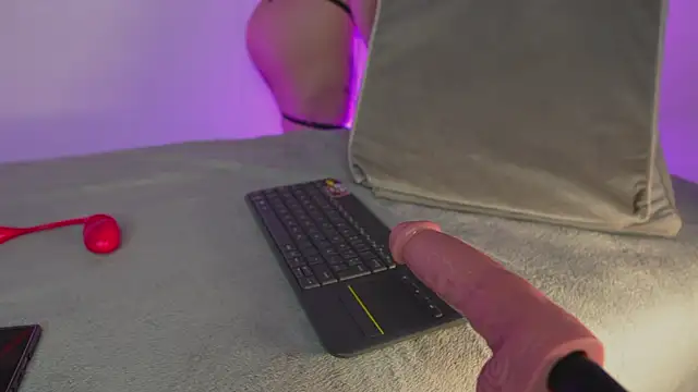 Snapshot of bri_cullen chatting on 09/24/25, 03:04 bri cullen online show from 09/24/25, 03:04